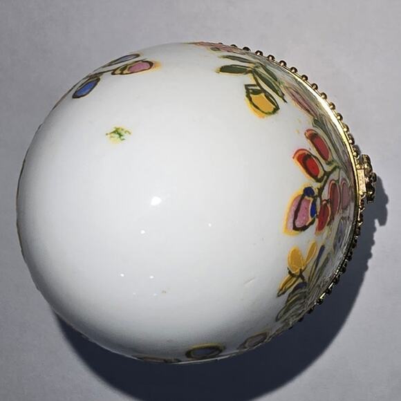 Vintage Hinged Porcelain Egg Trinket Box – Floral, Gold-Tone Band, Three Legs - Picture 6 of 16